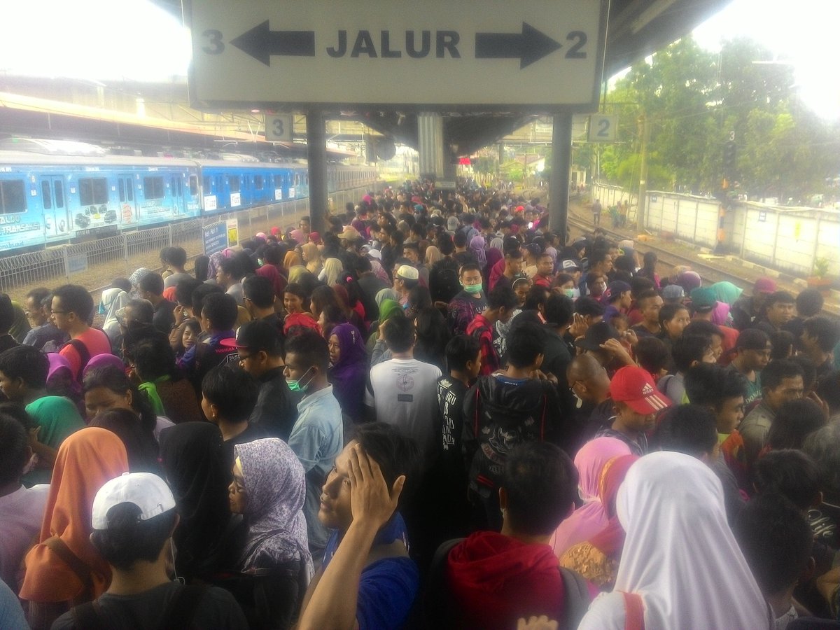 altaf_mustafa's tweet photo. Peron jalur 2 &amp; 3 stasiun tanah abang penuh
@CommuterLine @CommuterLineID https://t.co/uPjzpZiXI8