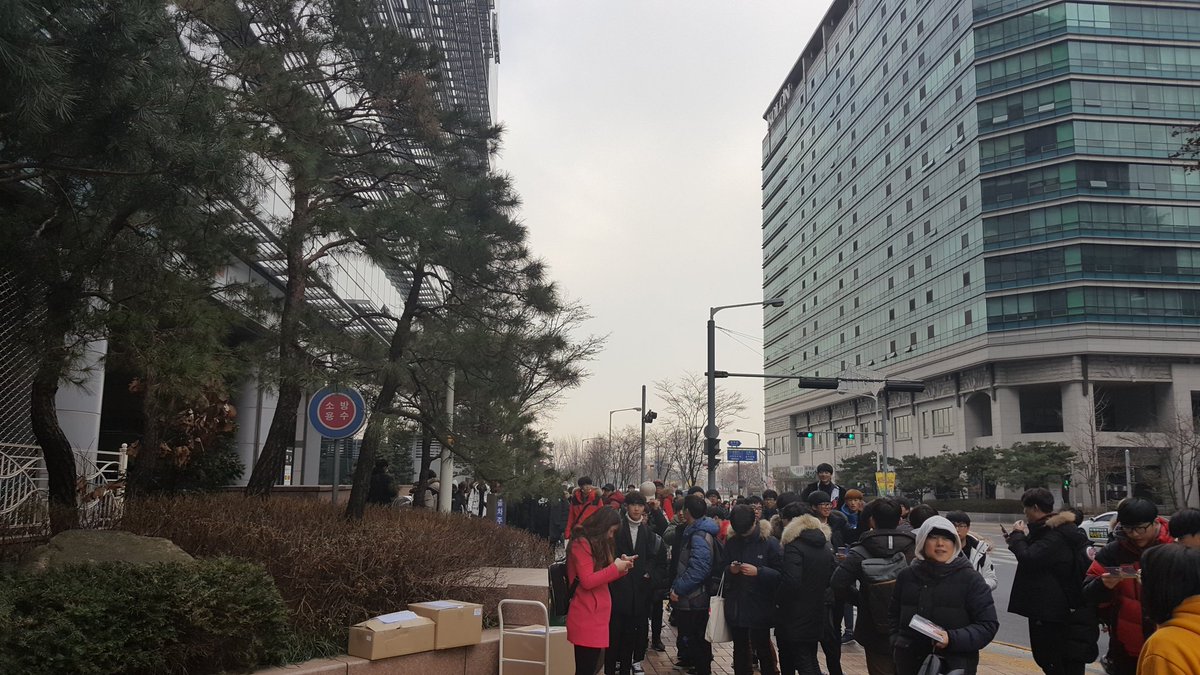 [#트와이스공방]
원스 여러분! 피로회복은 하셨는지효? 가요대제전 생방송에 입장이 가능하신 분들은 10명입니다! 관람을 원하고자 하시는 원스분들은 아래의 장소에서 7시 30분에 뵙겠습니다! 감사합니다!