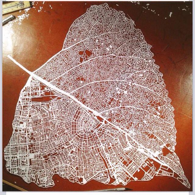 Heel bijzonder, dit blad, op de onderzijde is door middel van laser de complete plattegrond van het centrum van Amsterdam uitgelaserd!
#fact