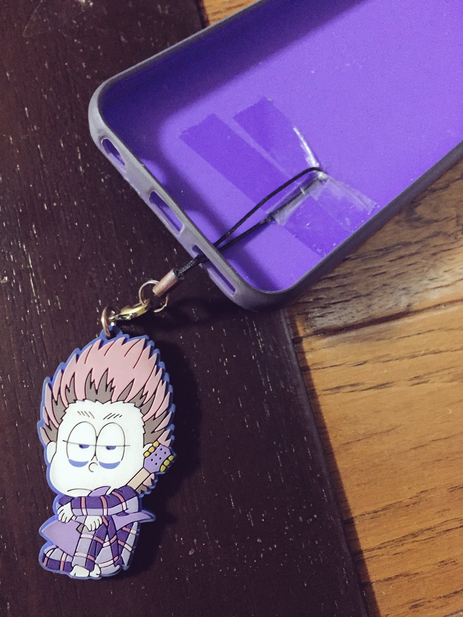 Sano スマホケースにねこちゃんのスマホリングつけた わーい Iphoneはストラップつけらんないから こうやって穴に通してセロハンテープで貼ってる 取り出したりする時に割と引っ張るからテープがギュってなるけど 取れたことないから