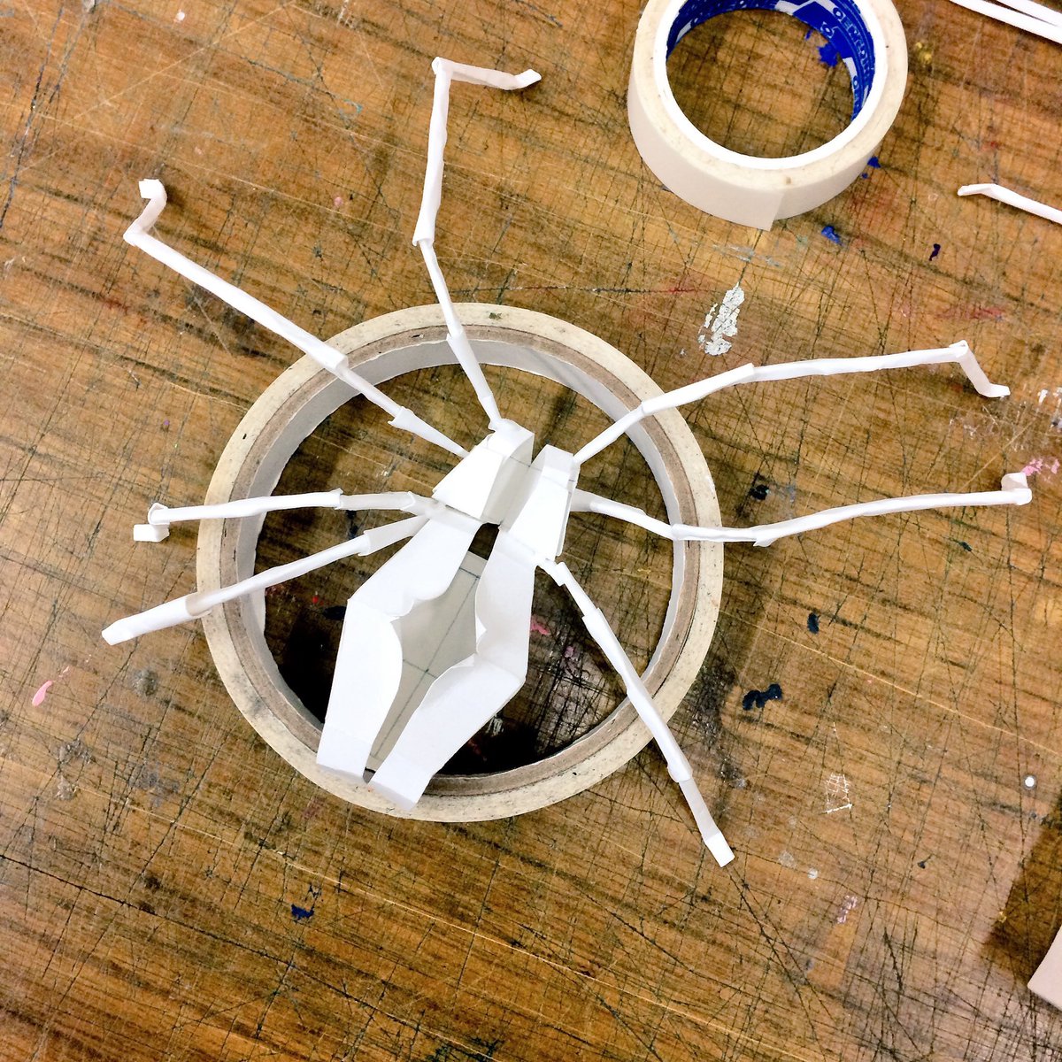 spkz2e79's tweet photo. ペーパークラフトで蝶々と蜘蛛作ってました。
絵と同じで、紙さえあれば何でも作れるから楽しい☺ https://t.co/ZROpiikuYh
