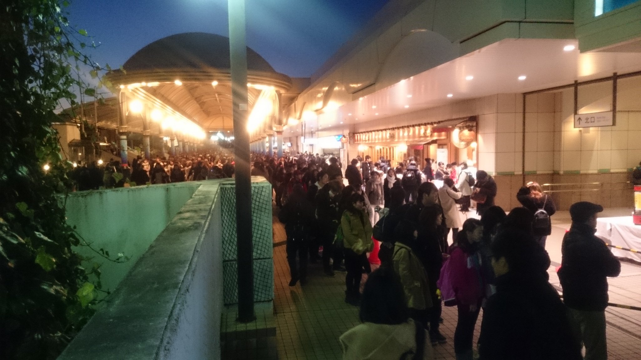 長野 続 ロマンティック ご好評につきディズニーの新アトラクション Newdays舞浜 は入店規制の上レジまで45分です 駅まで入店待ちの列が続いています ディズニーの他のアトラクションよりはすいてます T Co Gmzmrc5a58 Twitter