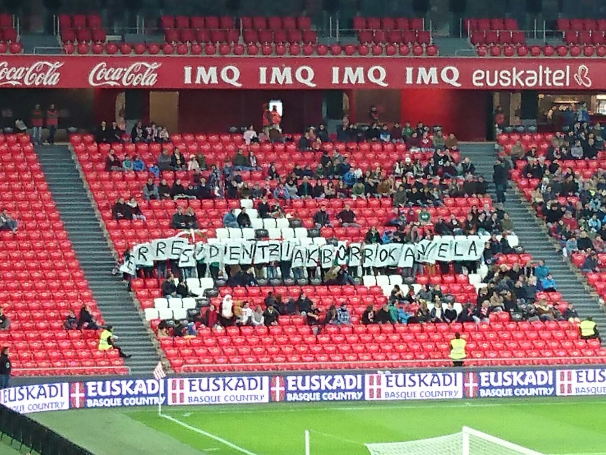 ELASindikatua's tweet photo. Atzo #EuskalSelekzioa.ren partidan #erresidentziakborrokan, laneko duintasuna aldarrikatuz.
En huelga por unas condiciones dignas! https://t.co/FbUoaP3OD7