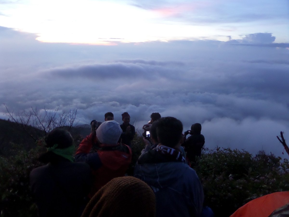 tridotnet18's tweet photo. Langit ialah awan dan awan ialah langit,dan kita ialah mereka #explore_pendaki #Lawu_Mountain #GunungLawu #GembelElite https://t.co/QvJrRRw4UH