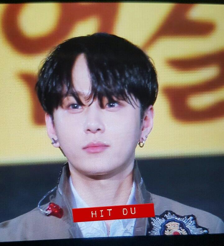 HITDU74's tweet photo. 161231 #준형 오빠가 렌즈라니...... https://t.co/bAJI0W3Inc