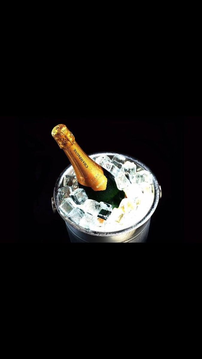 jaapdoes's tweet photo. Rustig en traditiegetrouw een prachtig jaar uitknallen, op naar het nieuwe.. Alvast #gelukkignieuwjaar💋🥂 https://t.co/iM9UbzAa9L