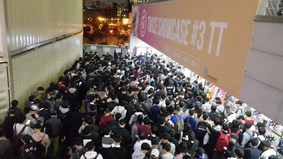 parkjihyostan's tweet photo. Just a recap of Twice's best crowds this 2016 https://t.co/IwXFN8ppkO