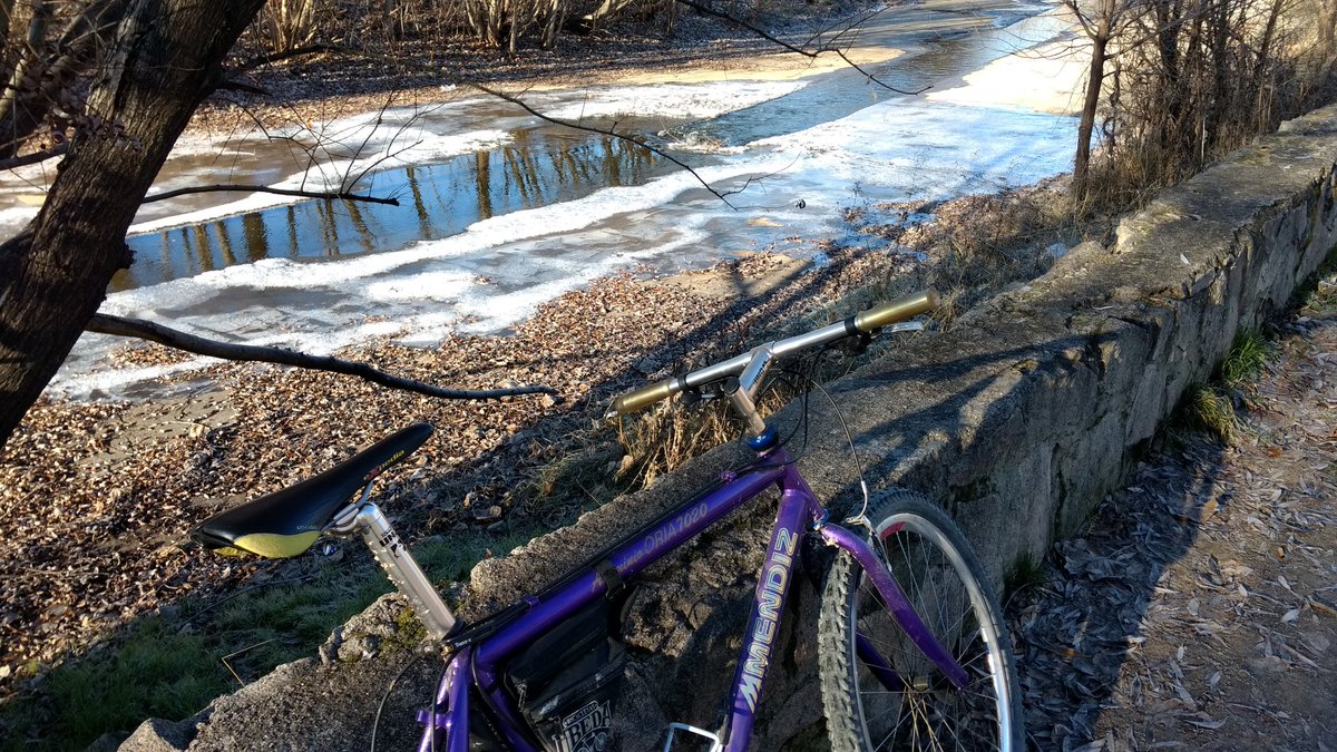 julio_ss's tweet photo. Un poco de frío mañanero para afrontar el último día del año #Avila #Bike #31december2016 🚵🌫❄ https://t.co/hYn2qXRf89