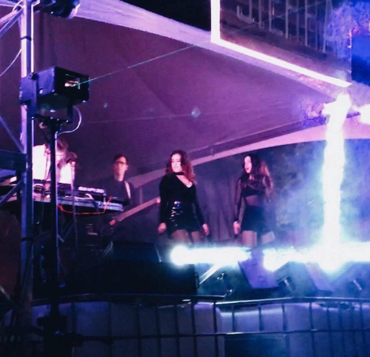 milesdefix's tweet photo. Lauren com o Marian Hill no palco do festival ontem. https://t.co/ho2IkcGnAl