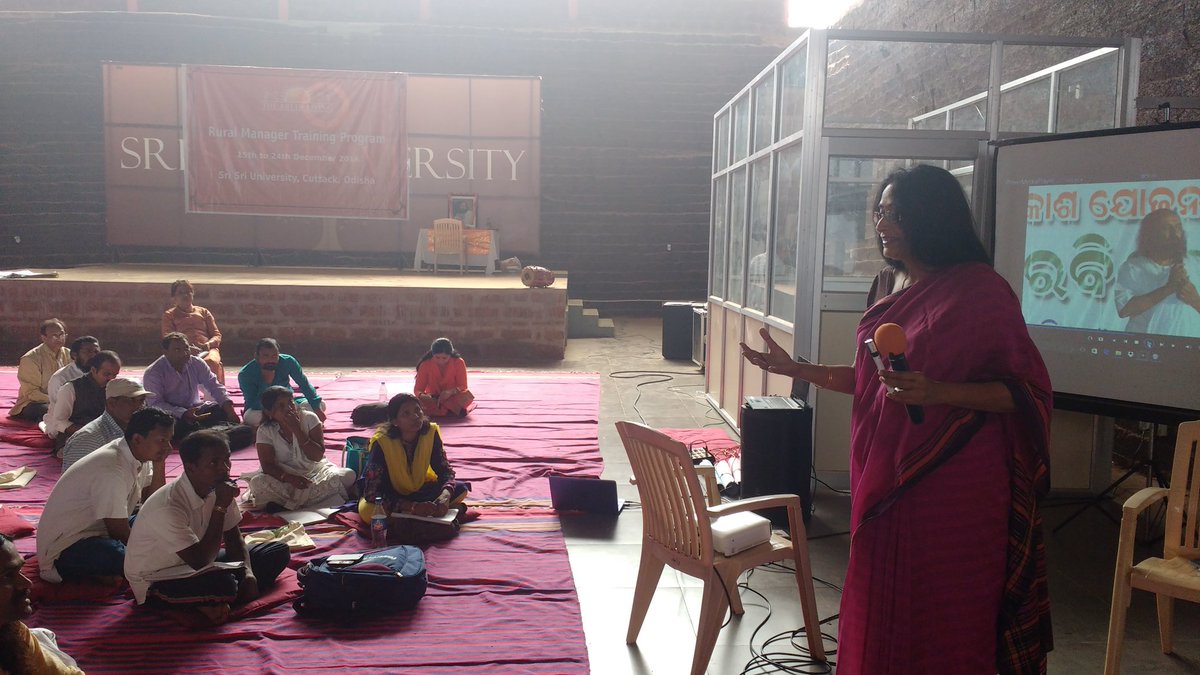 lakshmitaru's tweet image. @Rugmanipr guiding #RuralManagers at #RMTP @SriSriU #Reaponsibility with Accountability.