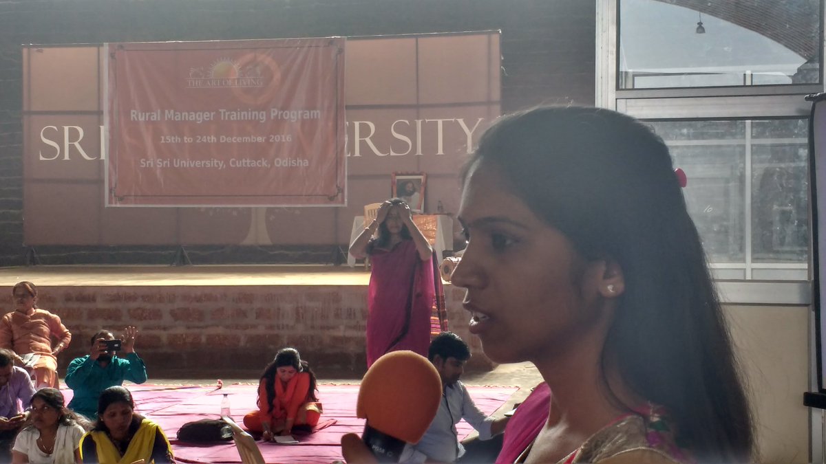 lakshmitaru's tweet image. Ms Sonia is guiding #RuralManagers at #RMTP at @SriSriU @ArtofLiving use of App for #ResponsibilitywithAccountability.. @SriSriRDP
