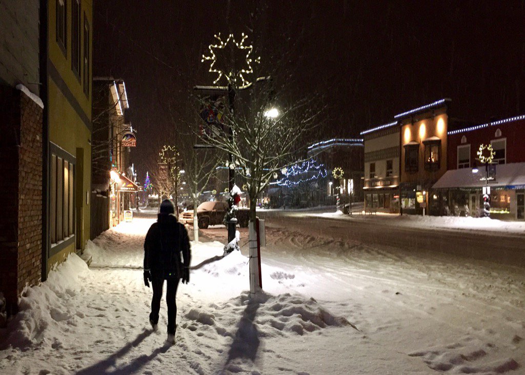 afsoutdoors's tweet photo. It's a mountain town alright #Fridaynight #Rossland #Freshtracksinthemorning #RedMt https://t.co/1swrtQZcI9