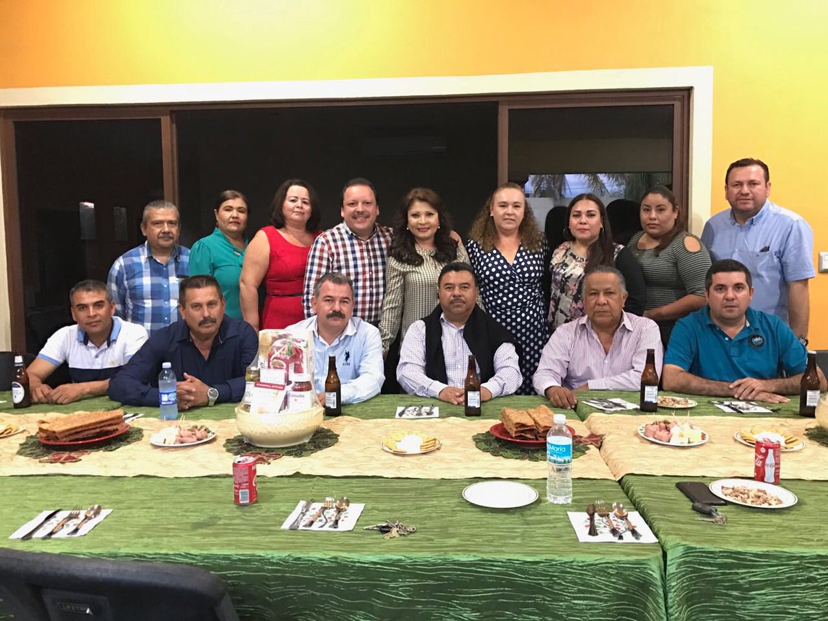 GloriaHimelda01's tweet photo. Equipo #GH01 celebrando juntos siempre.
¡Feliz Navidad! https://t.co/0wIpV1fXl7