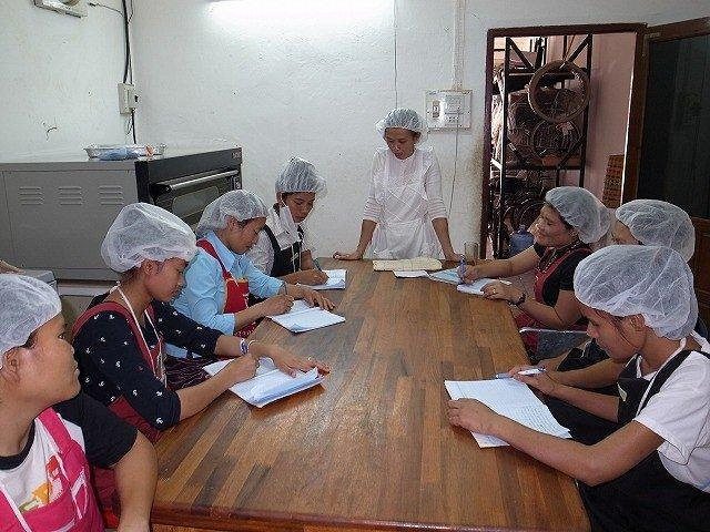 ADDP_TOKYO's tweet photo. クッキー工房の勉強会です。クッキー作り初心者は、勉強することがいっぱい!
#Laos #vientien #viangchan #cookies #ラオス #ラオスのクッキー工房 … https://t.co/vzIsbwpagU https://t.co/dXBNU2bLy0