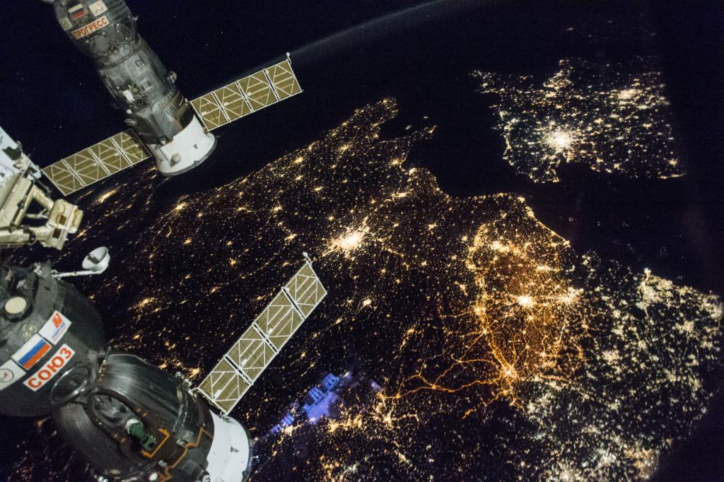 NASA показало фото різдвяної Європи з космосу - фото 1