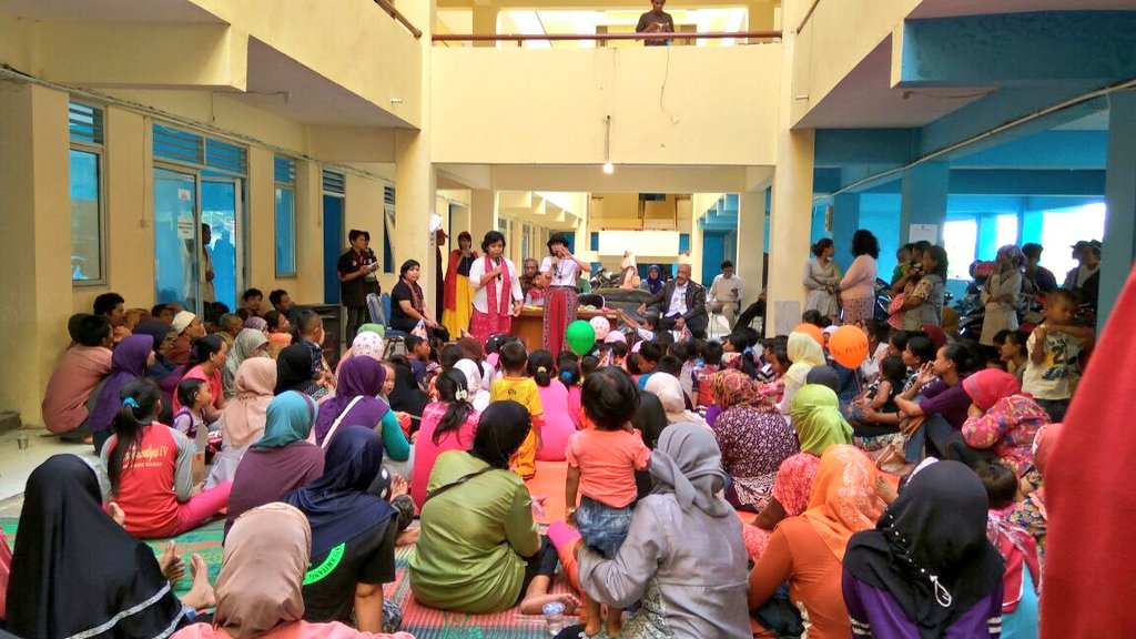 bonchieyoska's tweet photo. 22 Des. Berbagi cerita utk para pengungsi konflik agraria di Karawang brsm WATIMPRES &amp; Yayasan Maria Monic Lastwish https://t.co/SYXKthOubs