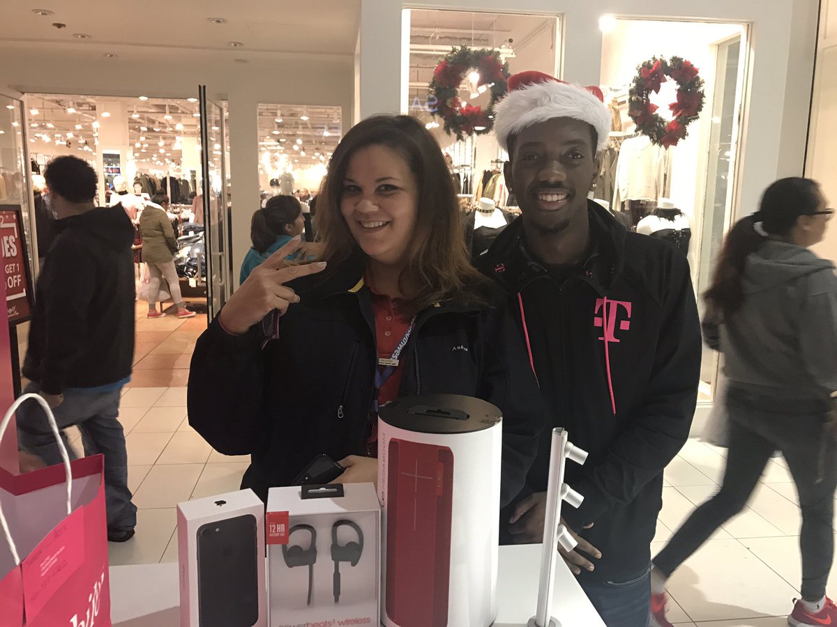 M1Joce's tweet photo. Working for Southwest Andrea needs @TMobile for all her work adventures, we were thrilled to hook her up with the latest and greatest! https://t.co/08C4NzY4pk