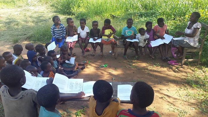 childrensclass's tweet photo. Children study from their books at this class in the village of N'tenda, Dem. Rep. of the … https://t.co/hWC6FDsiUC https://t.co/3NQlFSIPW7