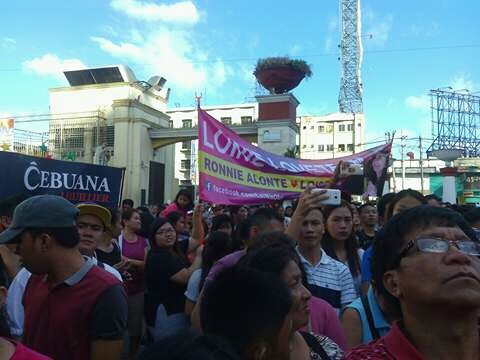 dyosangelic's tweet photo. LoiNies live supporters at the #MMFFParadeOfStars2016 💜 @iamAndalioLoisa @iamr2alonte #LoiNie #Supportivefans https://t.co/EwkI6NNwlK