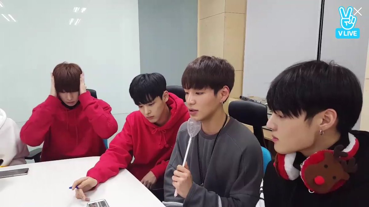 VICTON_TH's tweet photo. 💬161224 #VICTON VLIVE ถ้าเกิดมีวันหยุดอยากจะทำอะไร 
ชาน:ผมชอบเล่นสเก็ตบอร์ดนะ ว่ายน้ำก็ชอบ สกีรีสอร์ตก็อยากไป แต่อยากไปท่องเที่ยวมากกว่า https://t.co/ETW2A4t3R9