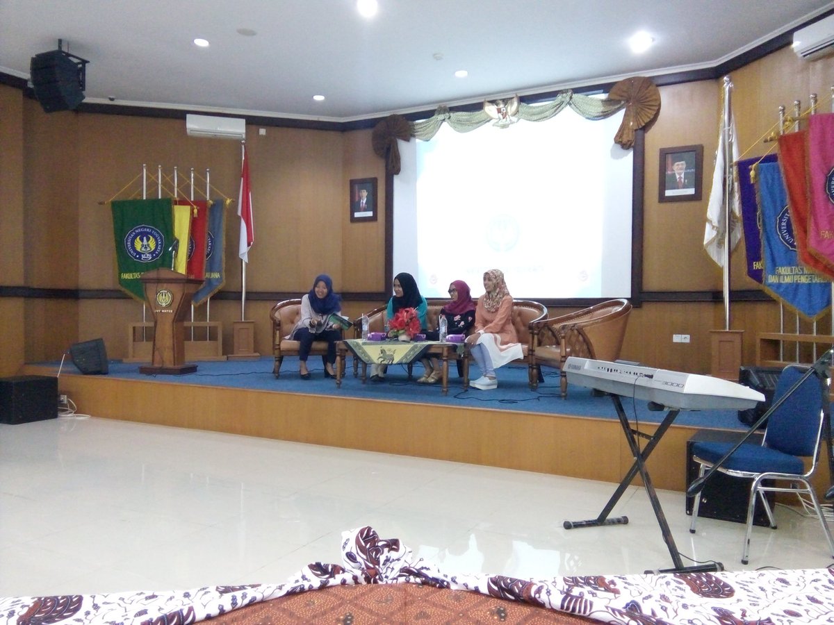 utamasejati's tweet photo. pembicara sekretaris UNY, alumni dan mahasiswa... acara share and fun 
#uny #d3sekretaris https://t.co/eESiyNStdV