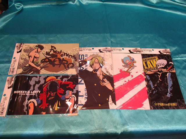 One Piece 麦わらストアあべの店 V Twitter 新商品 ワンピース クリーナークロス 全5種 ギアセカンド 剣士ゾロ 料理人サンジ チョッパー落書き たたずむロー 各600円 携帯カバーコーナーにて展開中 麦わらストア Onepiece