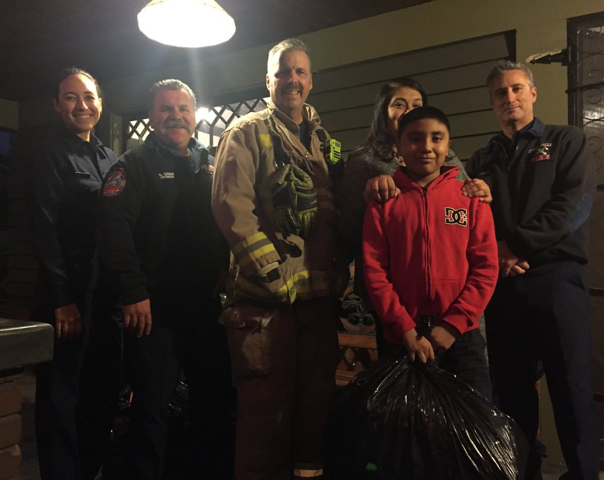 cvifd's tweet photo. #CVIFD delivered a full holiday meal and #Christmas gifts to seven families in #Chino alongside UCHOOZ Positive Youth. #MerryChristmas ππ https://t.co/AF7SZUbl5E