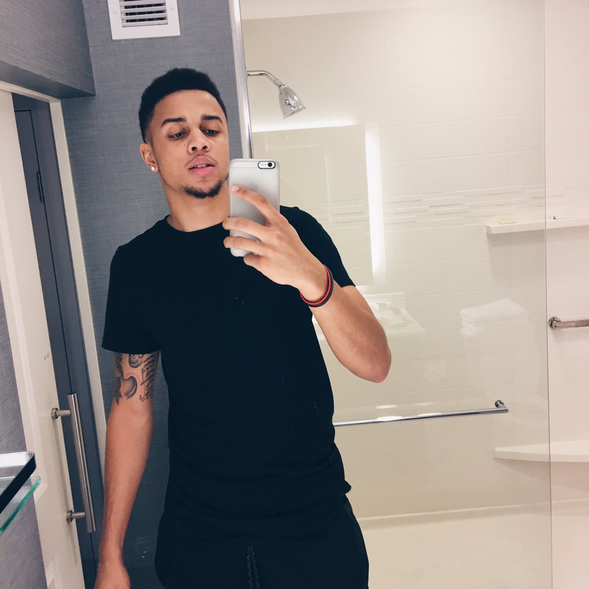 kburton_25's tweet photo. Rain drop https://t.co/uRTKFAtAli