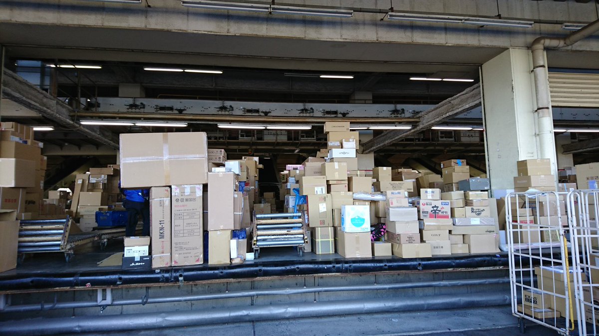「1時間半かかってまだ荷物探せねえのかもう俺が探す」って突撃してみたみたけどご覧の有様だよ佐川急便 佐川急便練馬営業所 諦めてトラックに乗るのを待つ