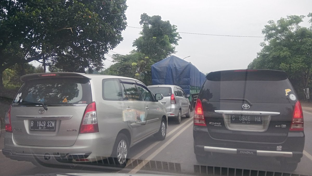 Polisi dan Dishub tidak tegas Razia Truk yg masih jalan di Arus Mudik Natal, akibatnya macet di dr Tegal hingga Kendal