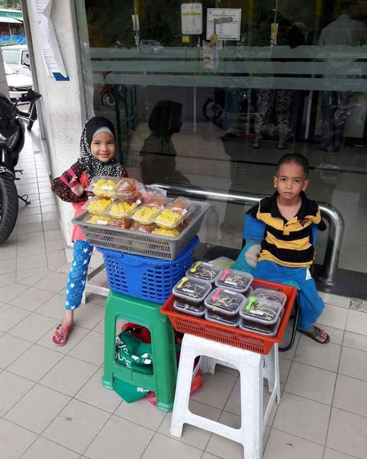 faizal_annuar's tweet photo. Lokasi-Maybank Kajang Prima

Anak-anak ini jual pulut kuning + kari ayam RM 4 dan kek choc moist RM 6.
Moga rezki bertmbah. 
Tolong viral.. https://t.co/rbnOXFhIWG