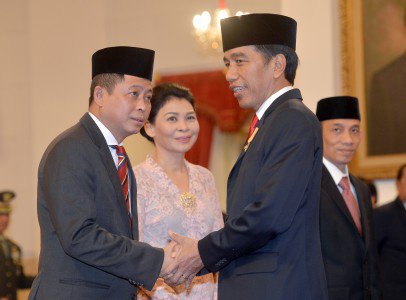 okezonenews's tweet photo. Reshuffle, Kenangan Tak Terlupakan Menteri Jonan di 2016 https://t.co/z425Dkvbzj https://t.co/63oWjXOngN