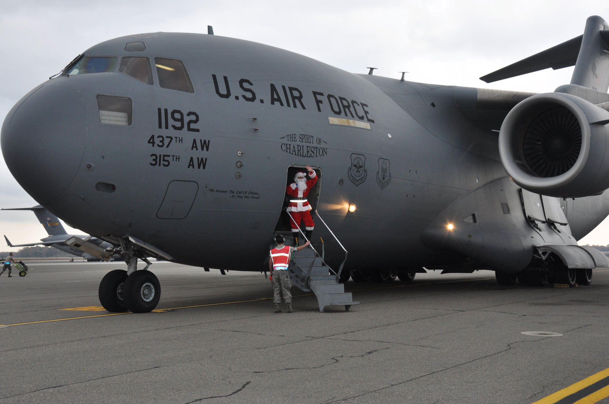 טוויטר Hound 土曜日 東地区 シ ブロック 63a בטוויטר サンタさん アメリカ空軍の戦術輸送機c 130と大型輸送機 C 17には乗っていて 戦略輸送機のc 5ギャラクシーにはまだ乗っていないのかなと思ったら 真っ赤なお鼻の ギャラクシーは居た プレゼントはかなり運べる