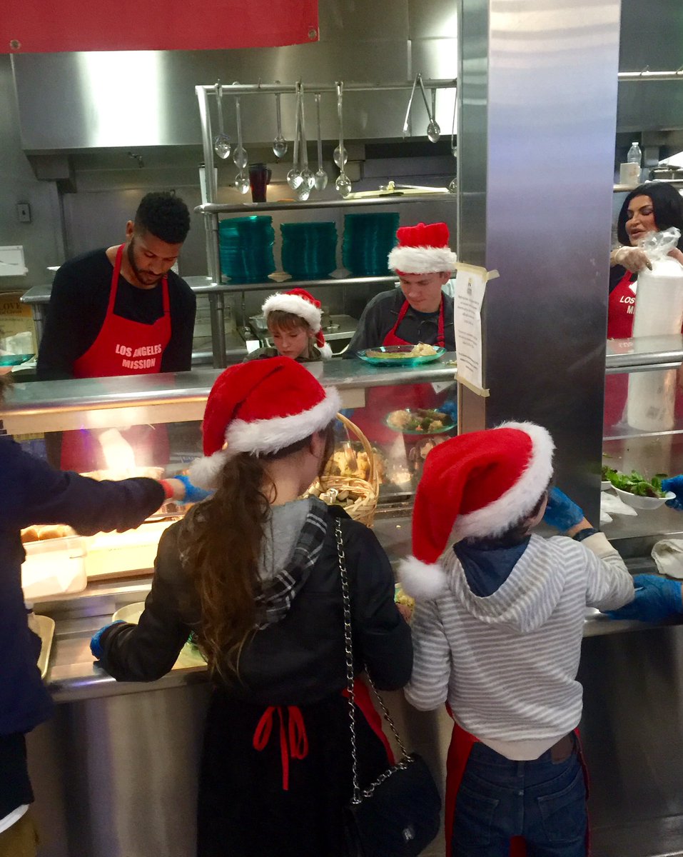GabrielBateman's tweet photo. Great day serving at the @TheLAMission #lamission #MerryChristmasEveryone https://t.co/JVIYiViUCD