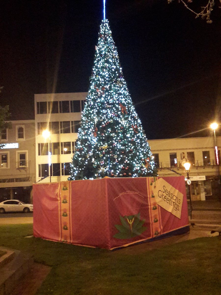talk2smat's tweet photo. Amazing Scenes in Dunedin Tonight...Its Xmas here already! Merry Xmas, Everyone☺ https://t.co/BZ2PlHRqOa