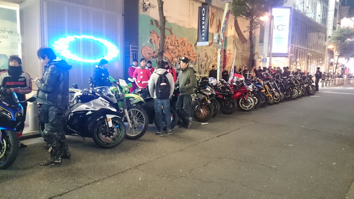 つっちーかもしれないよ W Twitterissa アメ村マクド前にこんだけ 止まってます กʕ ﾟwﾟʔ アメ村 バイク クリスマスツーリング イケメンとかばっか