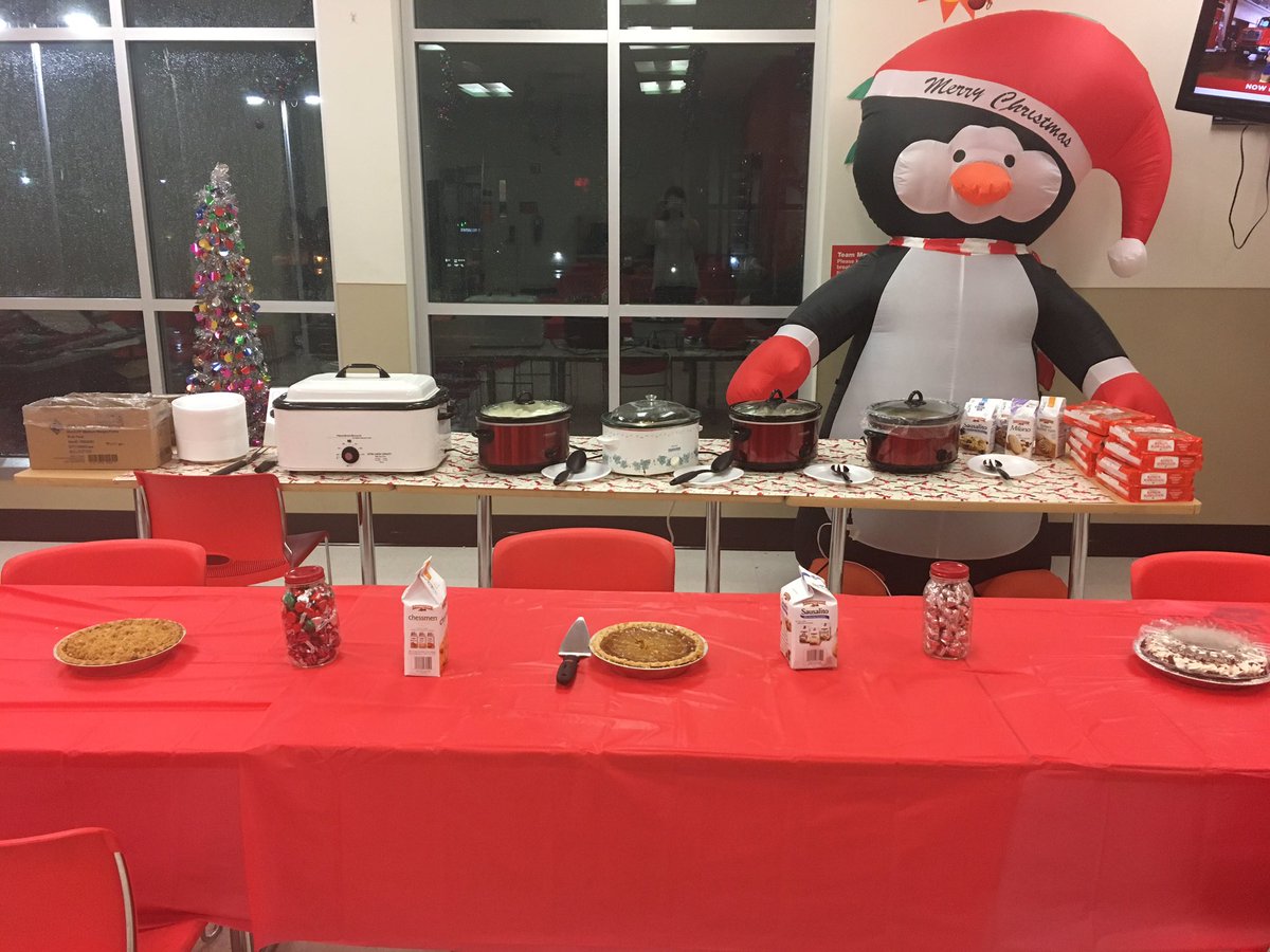 JProtenic's tweet photo. Christmas Eve Dinner is ready for the overnight team! #onlyatbrea #homemade #weloveflow #T2482 https://t.co/oJO4Yquzb6
