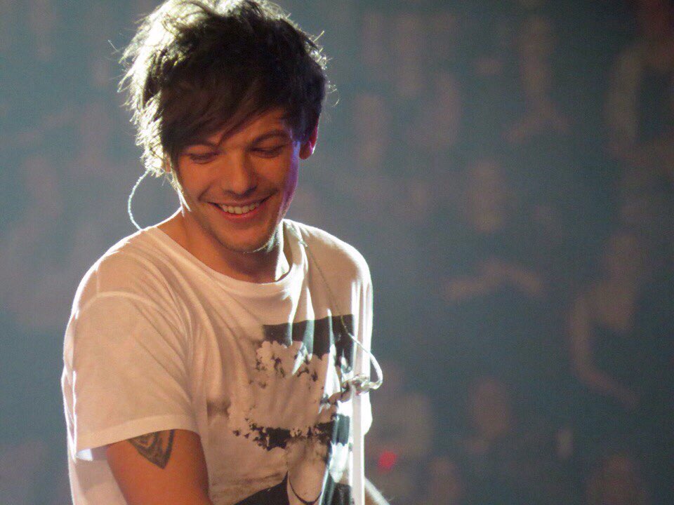 tatchen_25's tweet photo. #HappyBirthdayLouisTomlinson #JustHoldOn #ProudOfLouis #SmallBean🍑❤️🎁🎉🎂 https://t.co/Apkr2GFSxX
