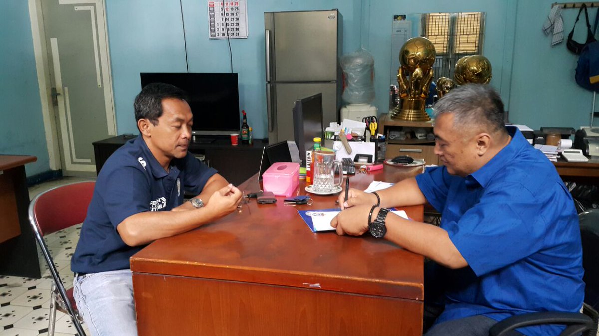 AremaFCTV's tweet photo. Senyum dan janji sumpah setia aji santoso terhada AremaFC saat ttd kontrak #coach #legend #Aremafctv https://t.co/F9TLvk8m4Y