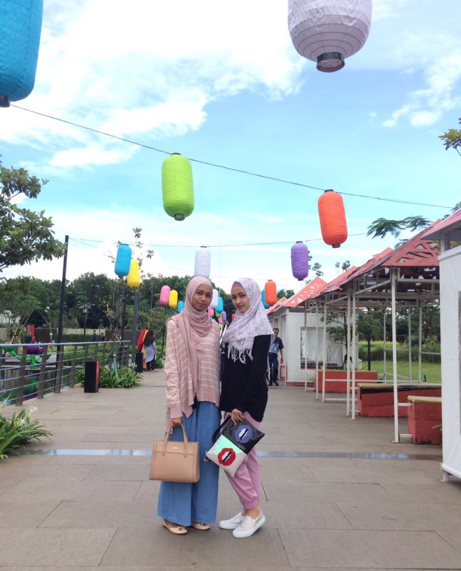 jeany_3's tweet photo. LAMPION 👭 https://t.co/s5dHzFjglR