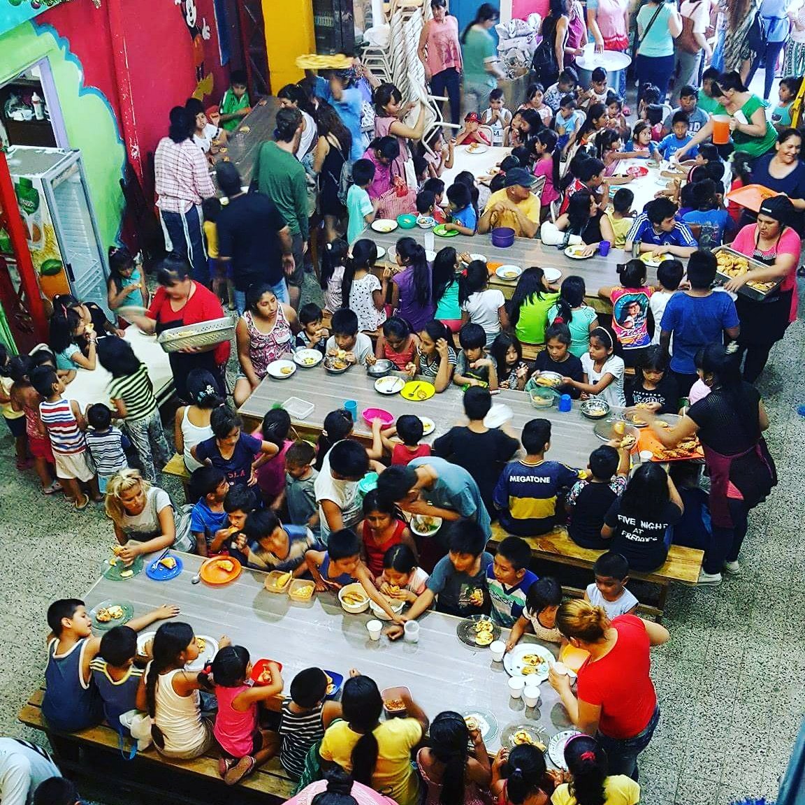 Los_Piletones's tweet photo. Cena de navidad en el Comedor Los Piletones. #GraciasporAyudarnosaAyudar https://t.co/aNT7cxV4jB