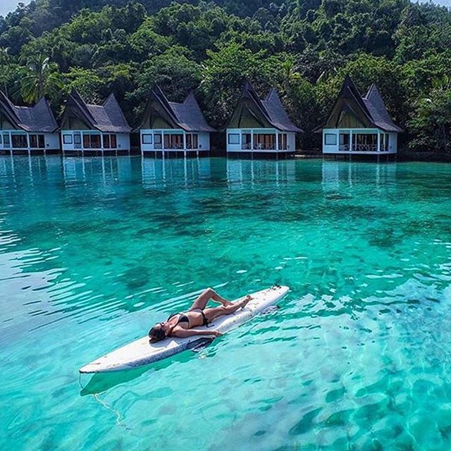 This looks so peaceful.. I could lay there the rest of my life.. <3 <3