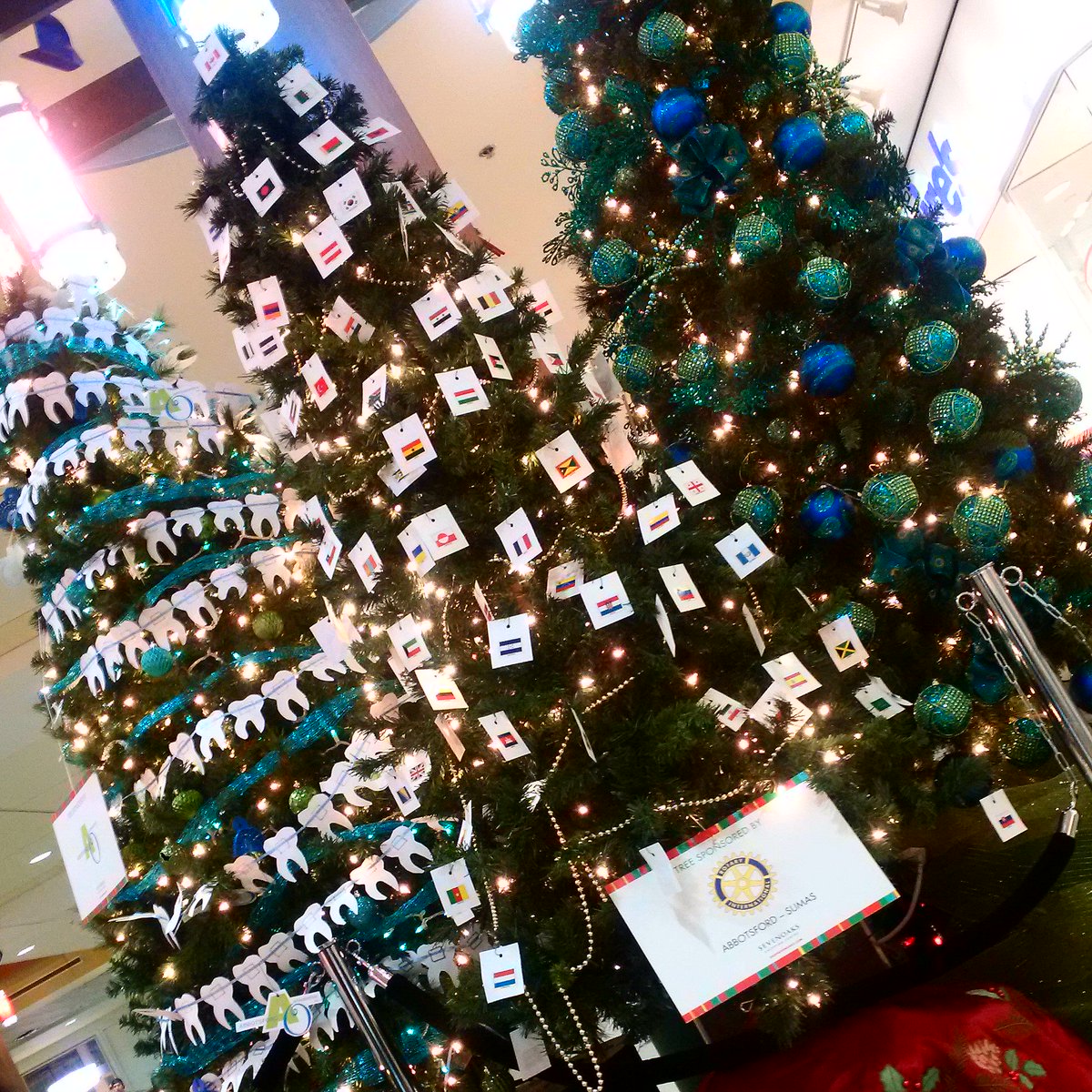 Lovely #Christmas tree in <a href="/shopsevenoaks/">Sevenoaks Shopping Centre</a> by our friends at <a href="/rotaryabbysumas/">Rotary of Abb. Sumas</a>. Great #Rotary PR &amp; holiday spirit!