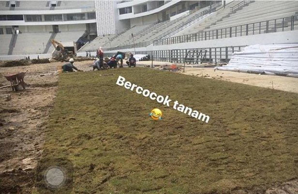 JamalRasyid's tweet photo. saatnya bercocok tanam rumput di #StadionBatakan cangkul-cangkul cangkul yang dalam cangkul yang dalam di kebun kita https://t.co/54On7Dgp23