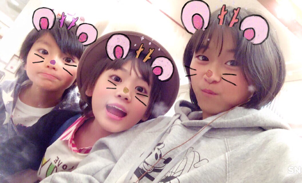 古賀 瑠 Auf Twitter ちえちゃんにも久しぶりに 会えました٩ ๑ ๑ ۶ 加藤智恵理 ちえちゃん 古賀瑠 ぼく 加藤憲史郎 けんちゃん 変な顔になって大笑いしながら 3人で撮ったsnow メリークリスマス