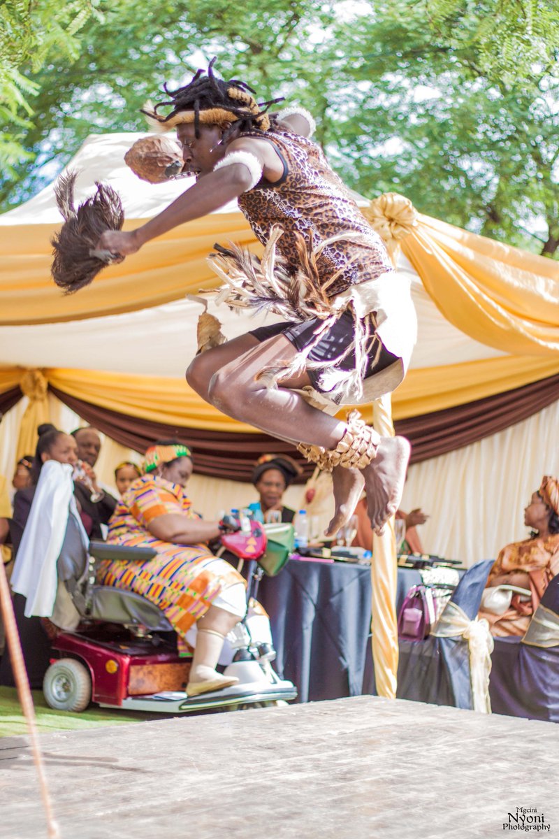 MgciniNyoni's tweet photo. One of my favourite dances; Amabhiza, being presented at a #wedding by Hloseni Arts https://t.co/fFwA16hMjK