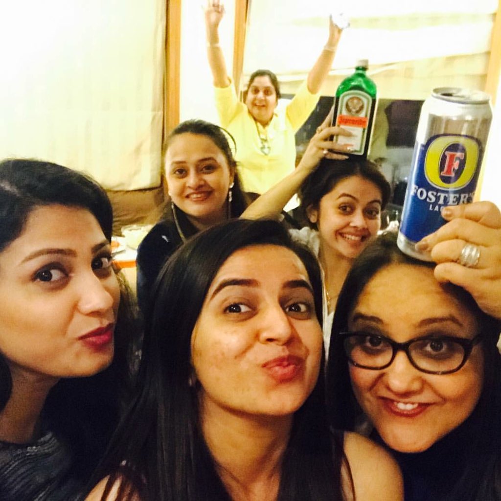 rucha_team's tweet photo. Giáng sinh vui vẻ nha!!!🎂🍻🍺💥🎉🎈🎄🍧 @devoleena @ruchahasabnis @purohitbhavini https://t.co/D5Fxs77VXD