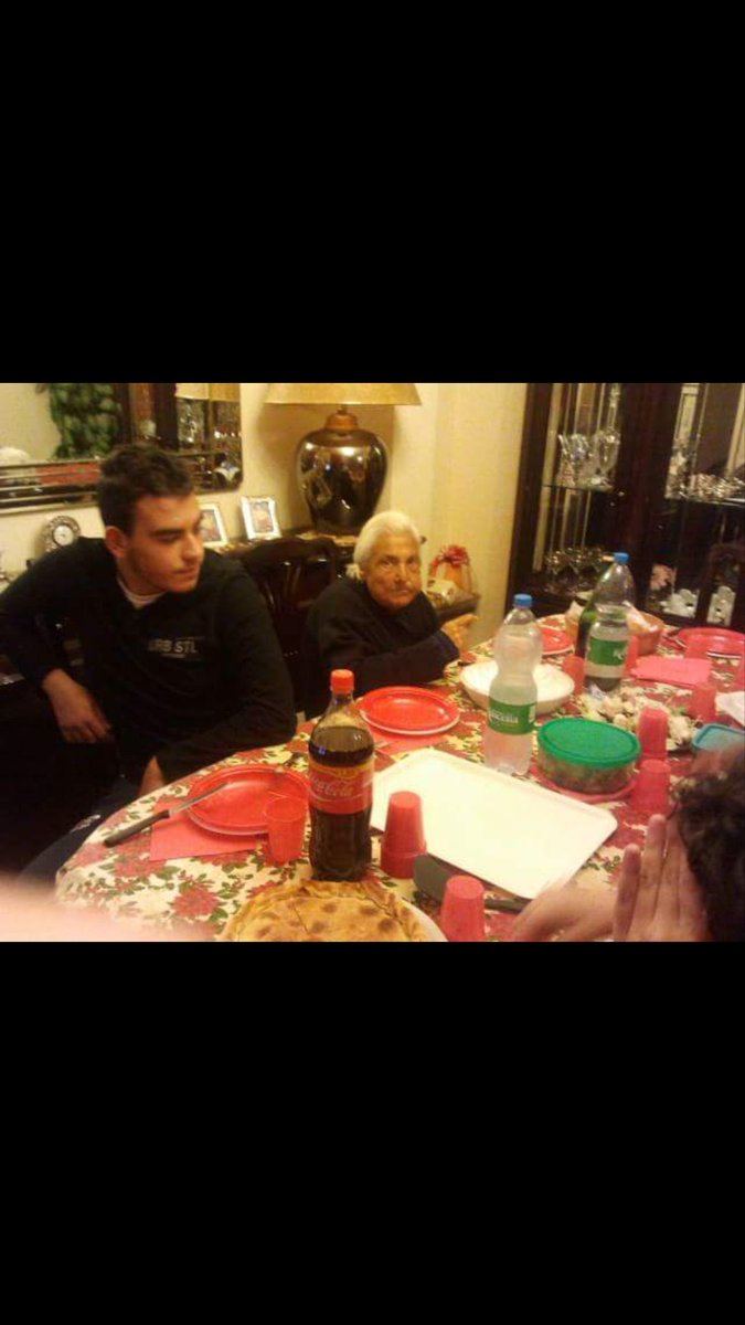hishaqi_'s tweet photo. C'è che quel posto rimarrà vuoto, c'è che avrei voluto passare con te questo natale, c'è che mi manchi tanto... https://t.co/GpJUe63hCE