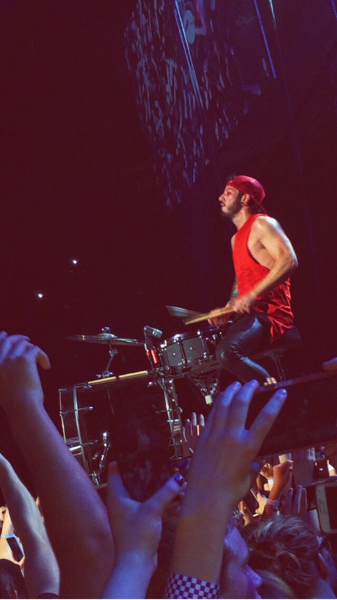 sadielovee9's tweet photo. Throwback to deck the hall ball last year! xambassadors and twentyonepilots were so lit🔥 #DTHB2015 https://t.co/0d4pL6EAwY