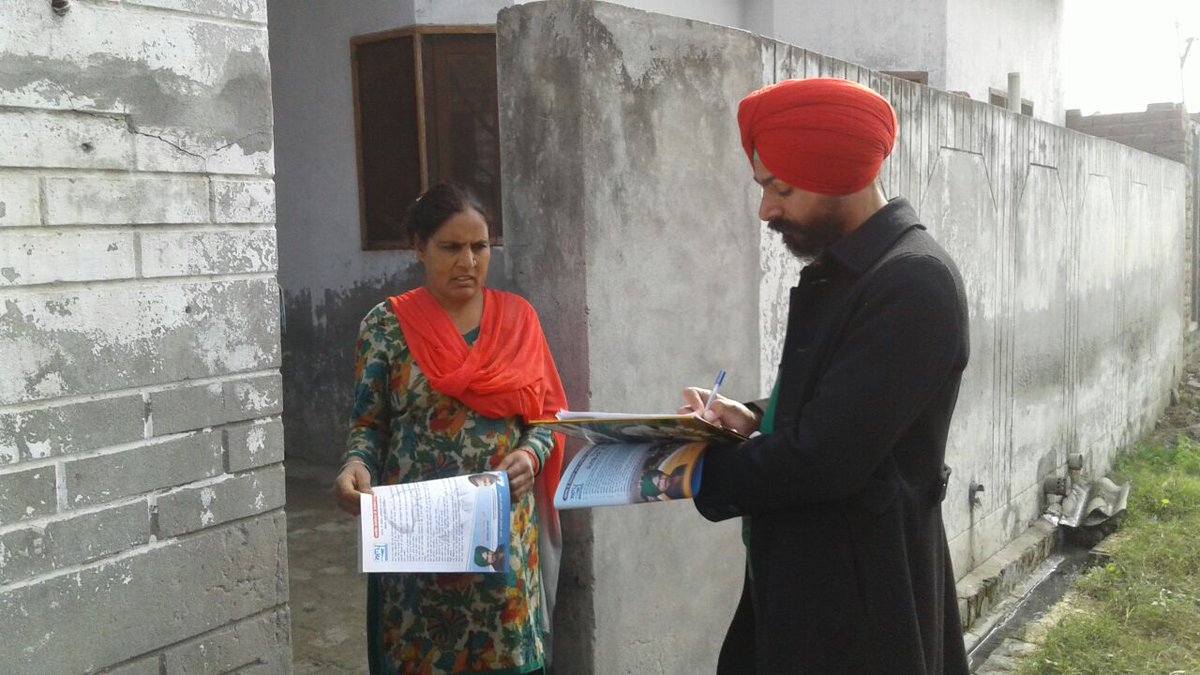 AapBatala's tweet photo. ਡੋਰ ਟੂ ਡੋਰ ਆਮ ਆਦਮੀ ਪਾਰਟੀ ਦਾ ਪਰਚਾਰ https://t.co/7glMvTM0Dy